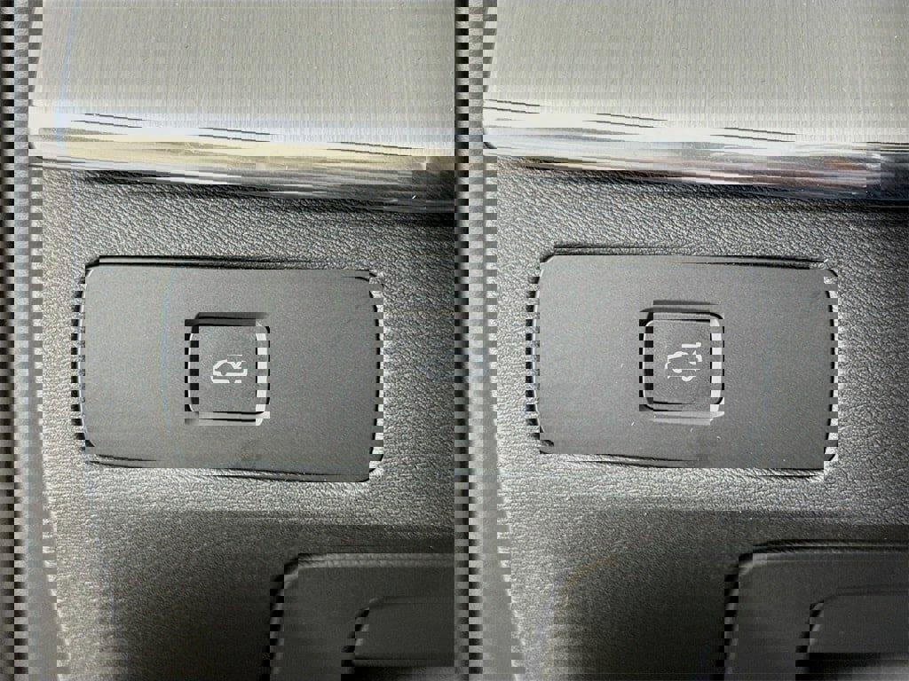 Certified 2025 Volvo XC90 B5 Core image 10