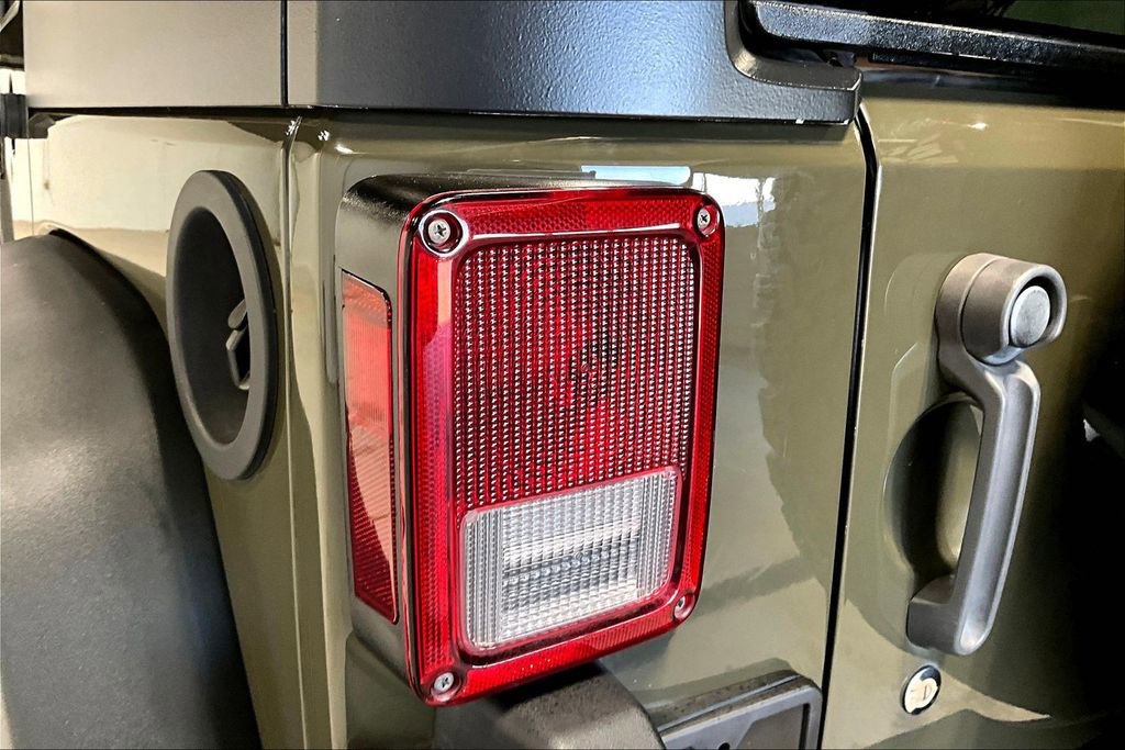 Used 2016 Jeep Wrangler Unlimited Rubicon w/ Connectivity Group image 38