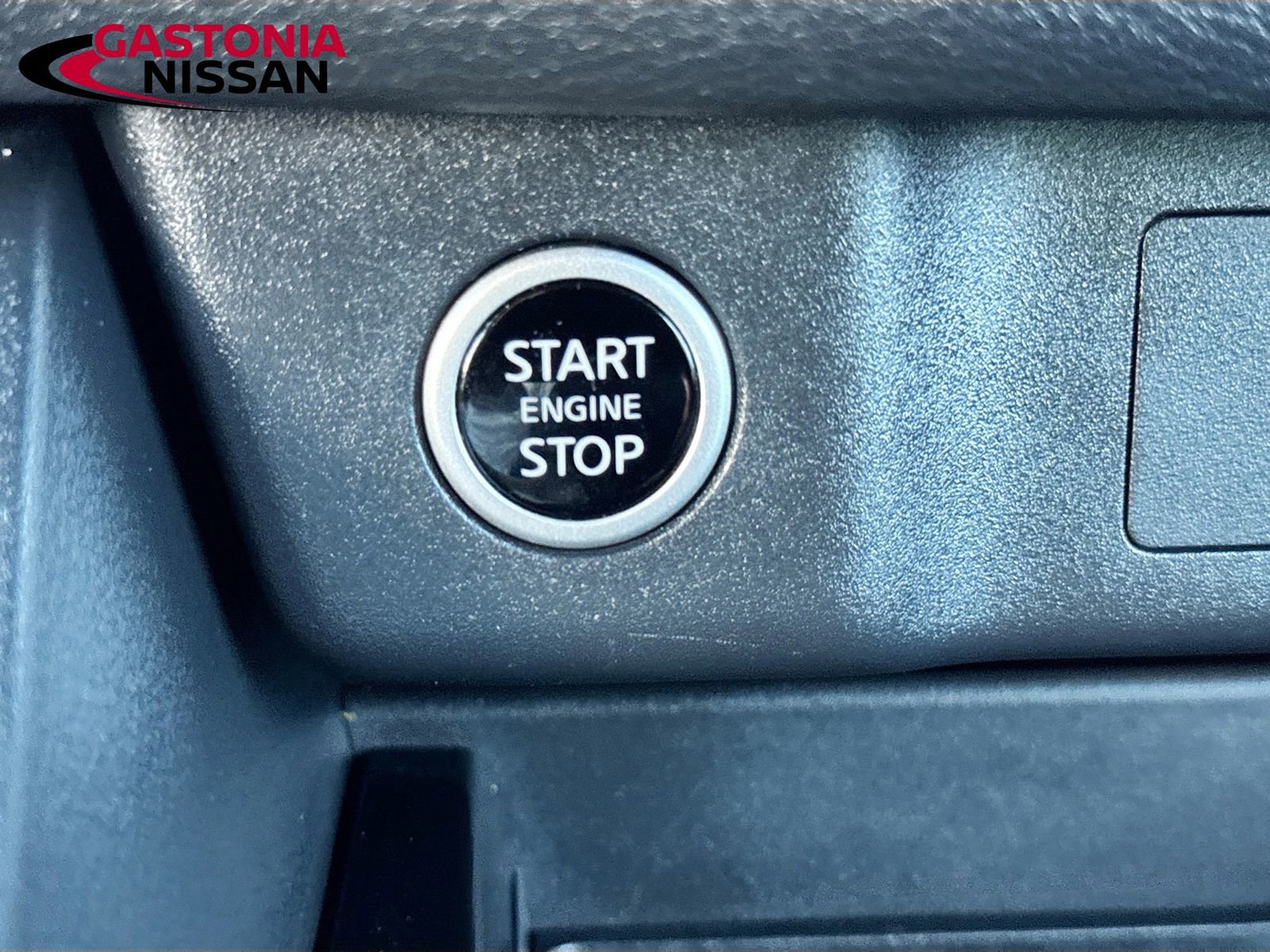 Used 2023 Nissan Rogue SV image 17