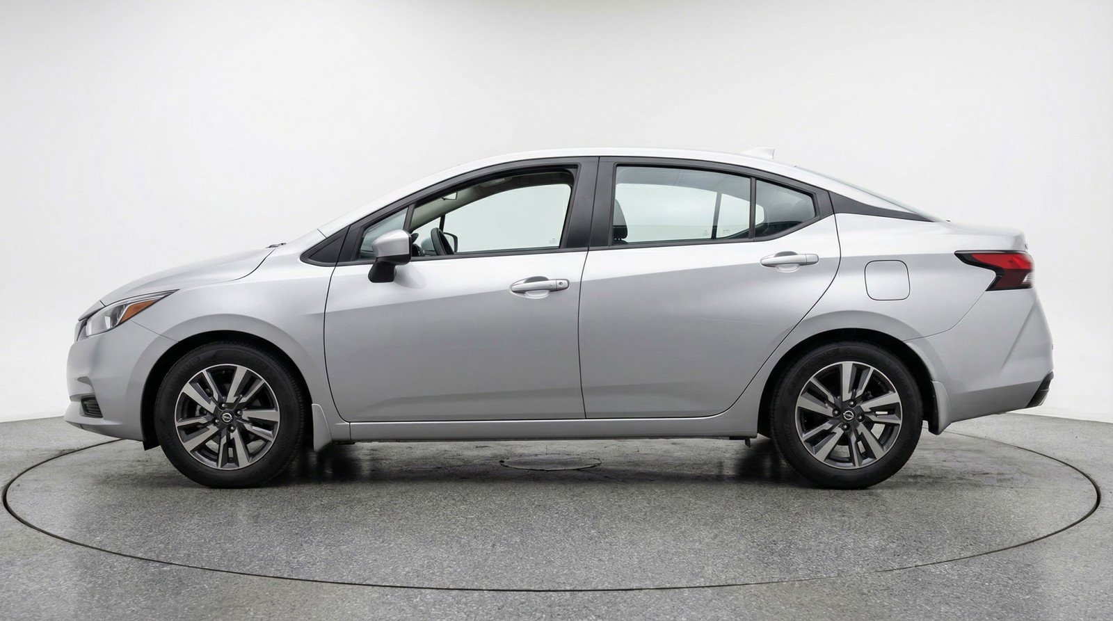 Used 2025 Nissan Versa SV image 5