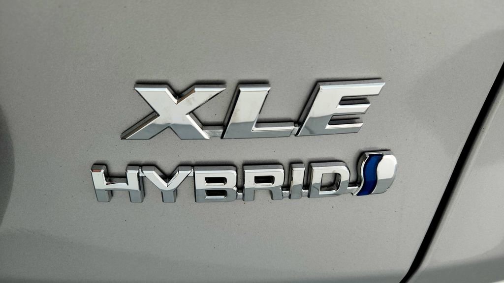 Used 2022 Toyota RAV4 XLE AWD/4WD image 14