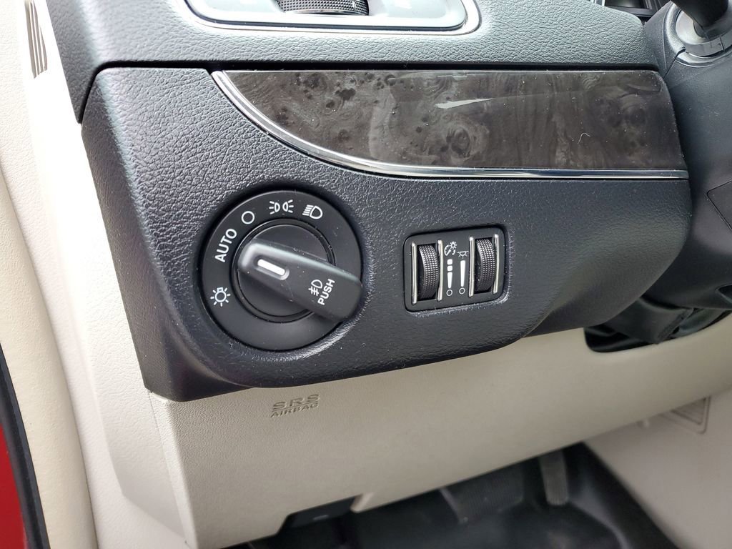 Used 2016 Chrysler Town & Country Touring-L image 9