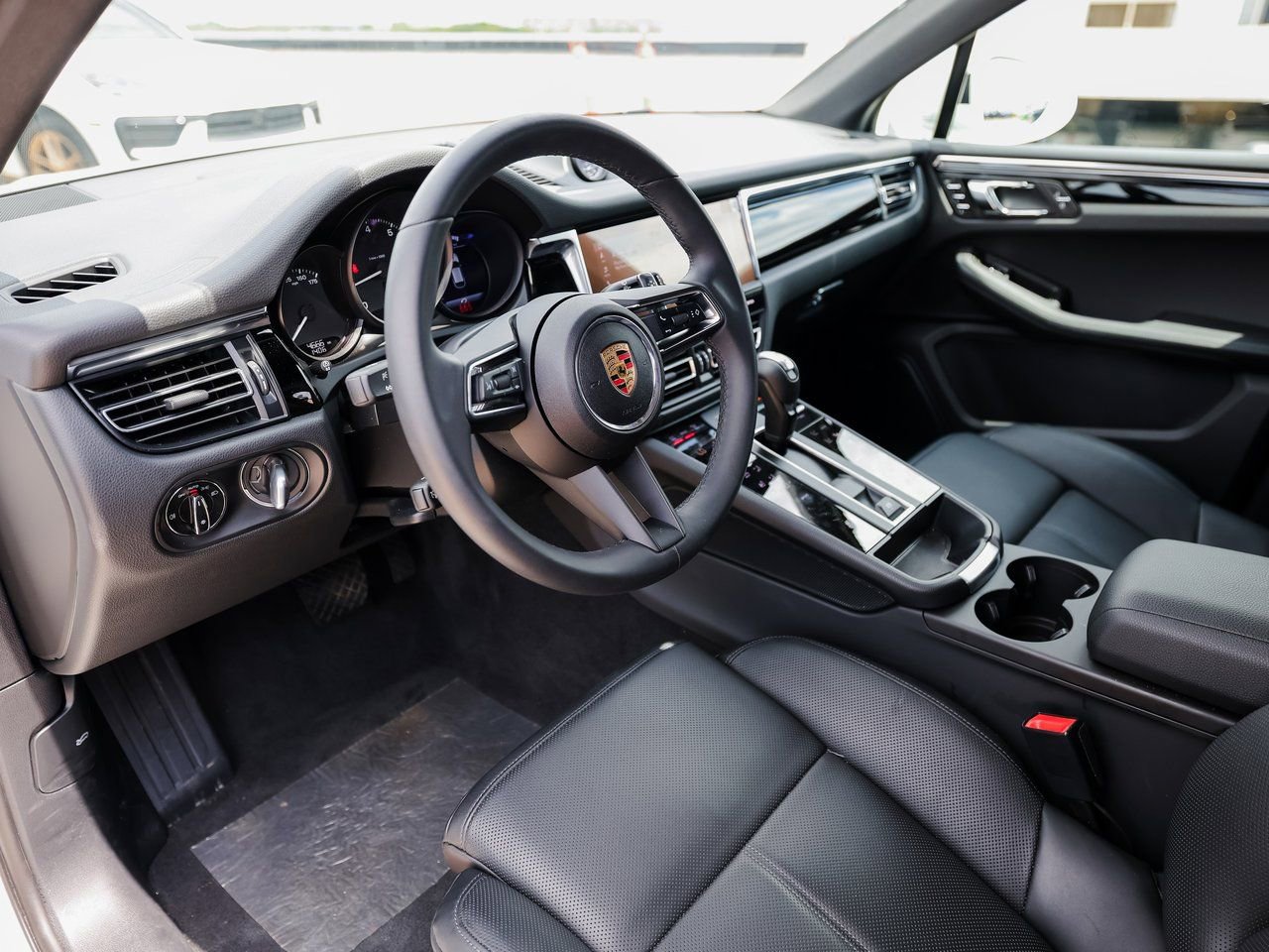 Certified 2025 Porsche Macan AWD/4WD image 4