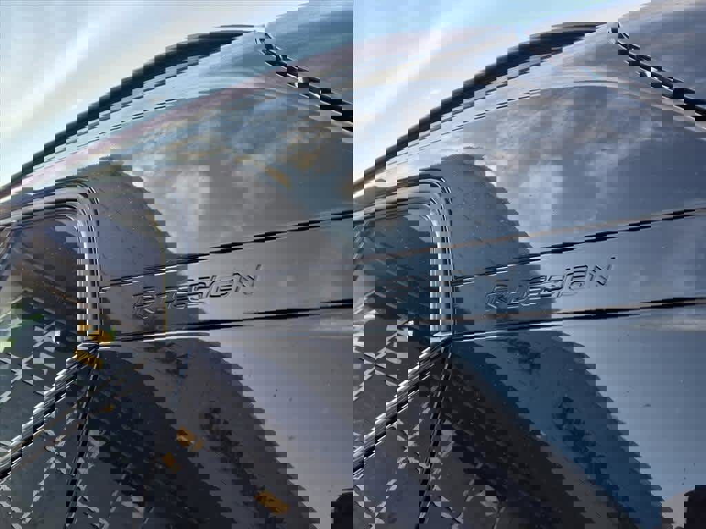 Used 2019 Volvo XC40 T5 R-Design image 17