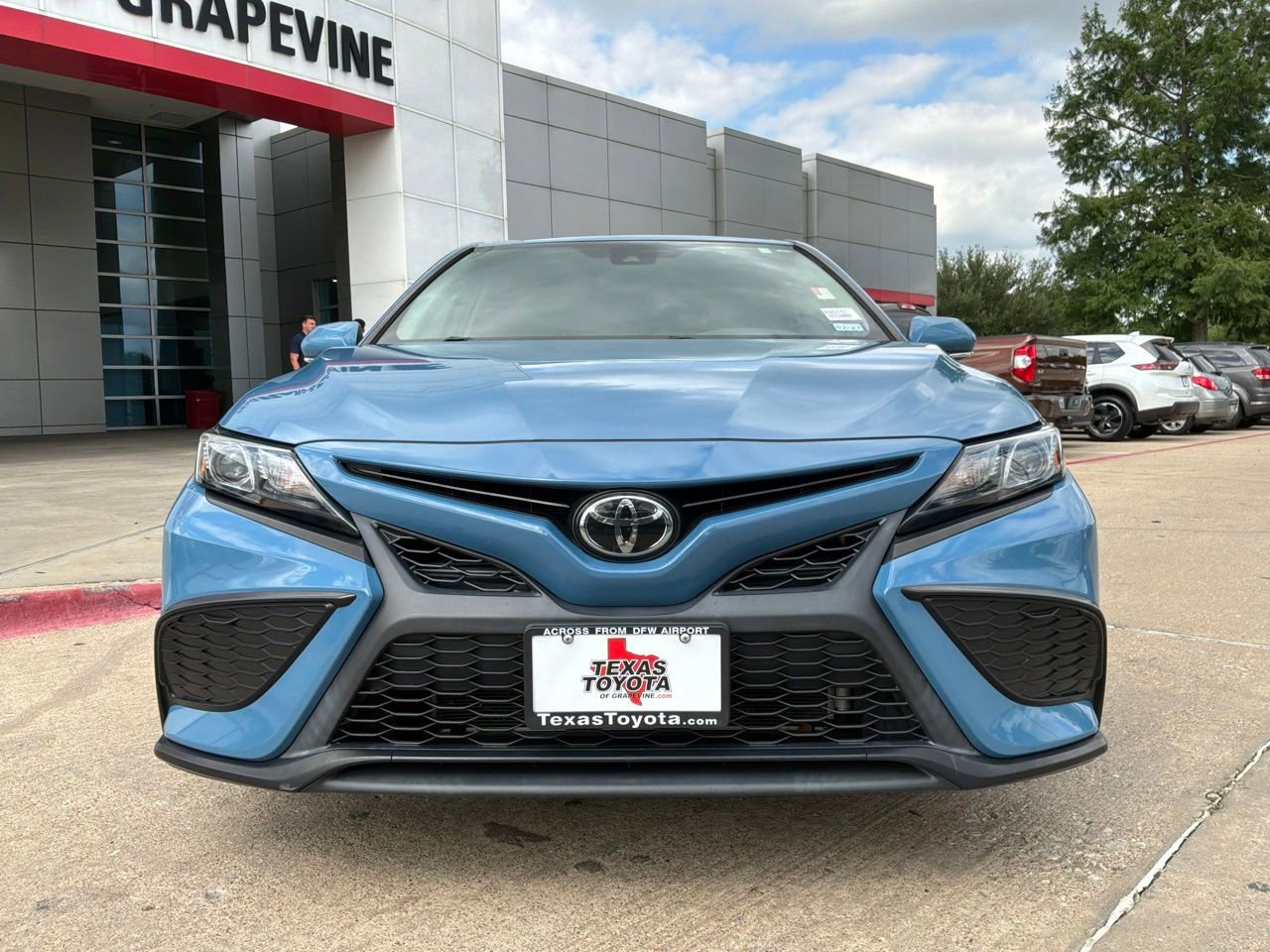 Used 2024 Toyota Camry SE FWD image 3
