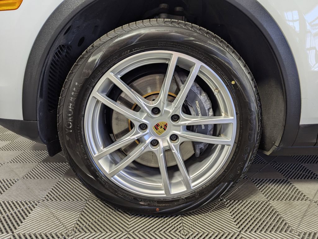 Used 2022 Porsche Cayenne AWD/4WD image 16