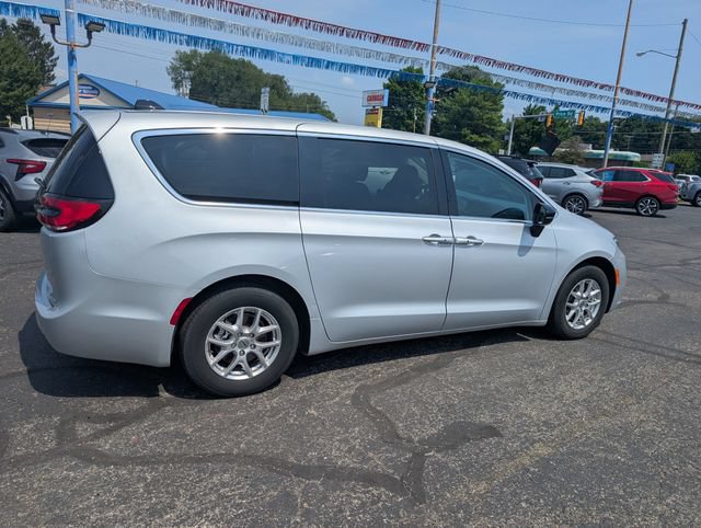 Used 2024 Chrysler Pacifica Touring-L FWD image 8