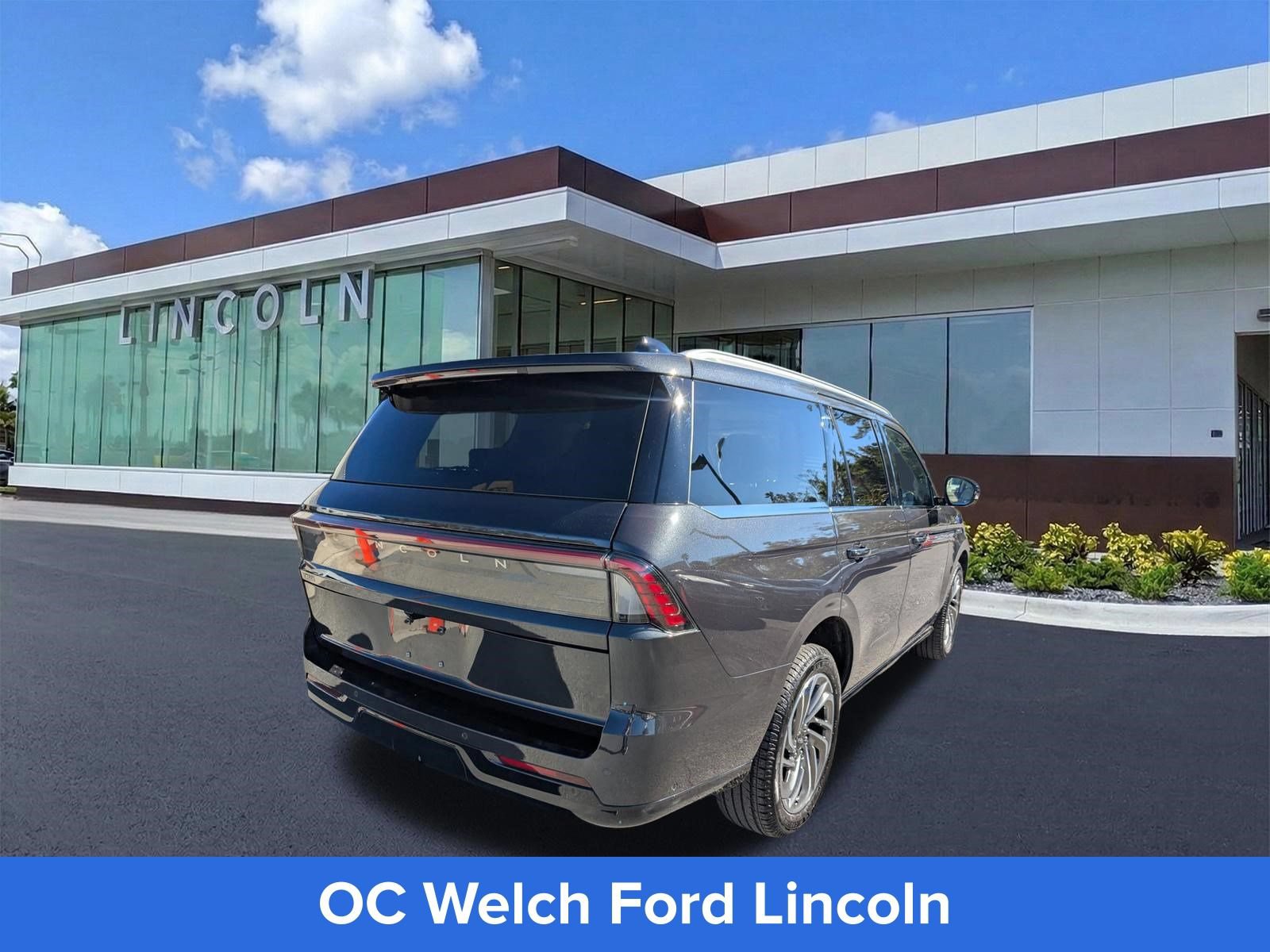 Certified 2025 Lincoln Navigator Reserve AWD/4WD image 5