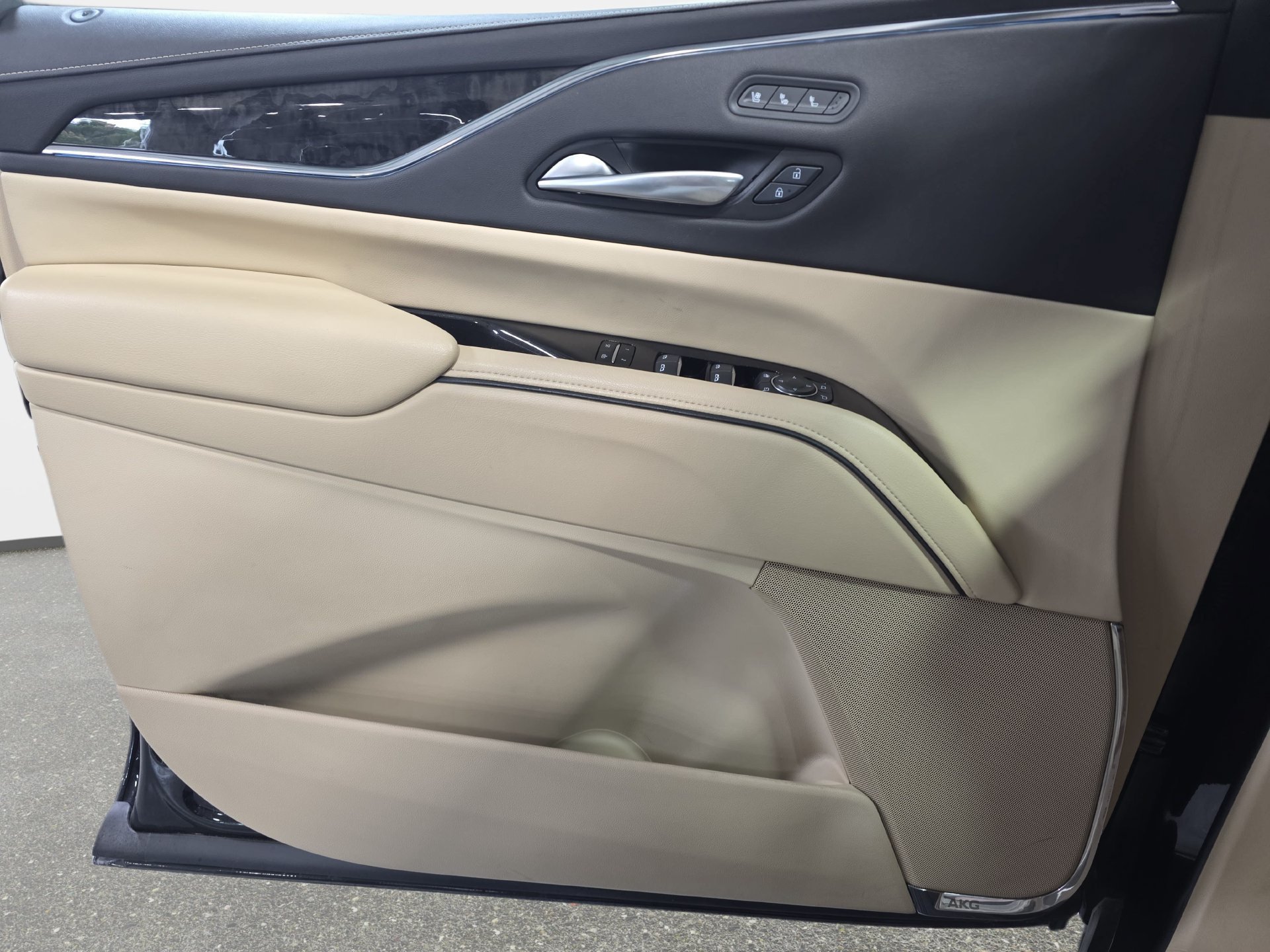 Used 2024 Cadillac Escalade Premium Luxury RWD image 26