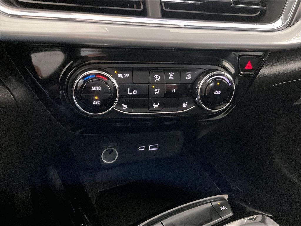 Used 2025 Chevrolet Trax LT w/ LT Convenience Package FWD image 25