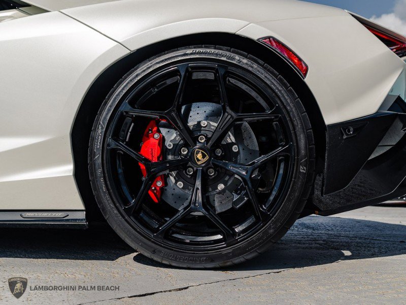 Used 2025 Lamborghini Revuelto image 32