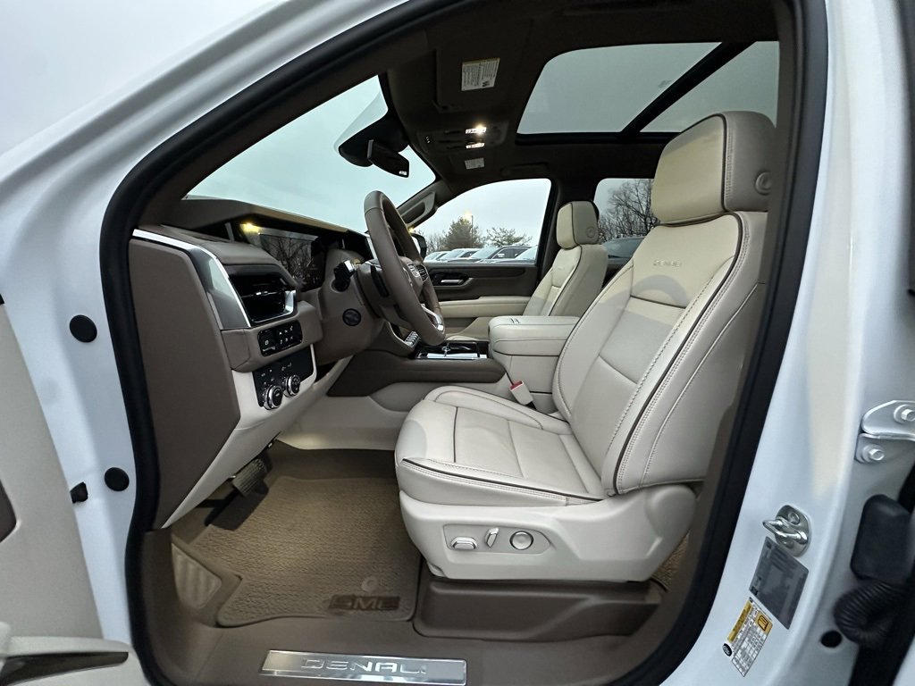 Used 2025 GMC Yukon XL Denali w/ Sun & Power Step Package image 2