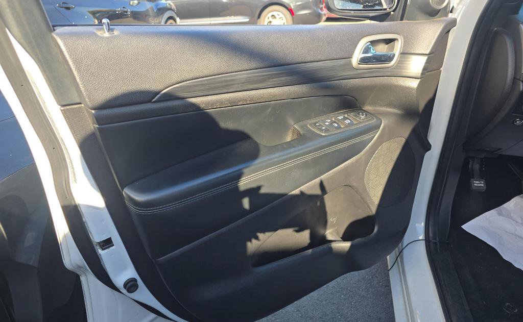 Used 2019 Jeep Grand Cherokee Altitude image 24