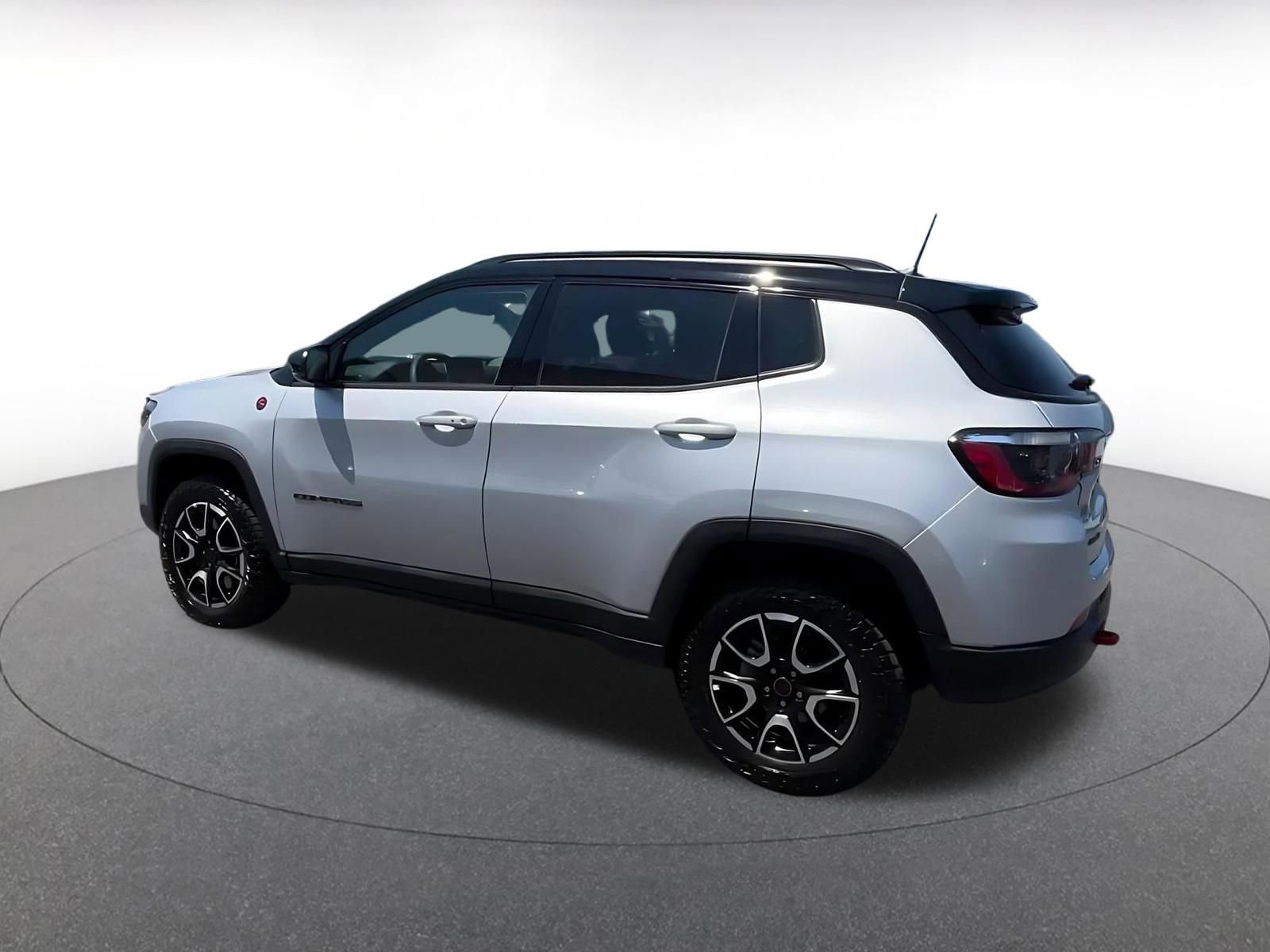 Used 2025 Jeep Compass Trailhawk AWD/4WD image 9