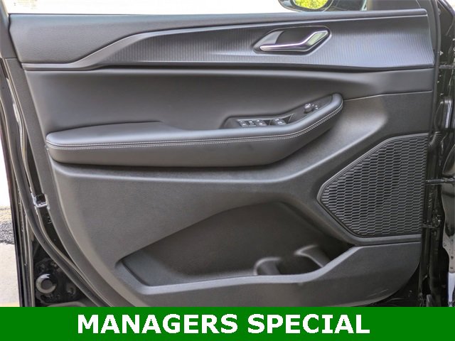 New 2025 Jeep Grand Cherokee Altitude image 12