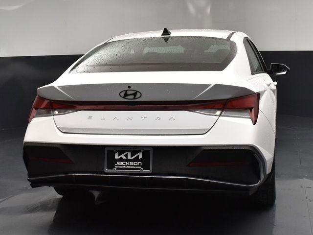 Used 2024 Hyundai Elantra SEL FWD image 7