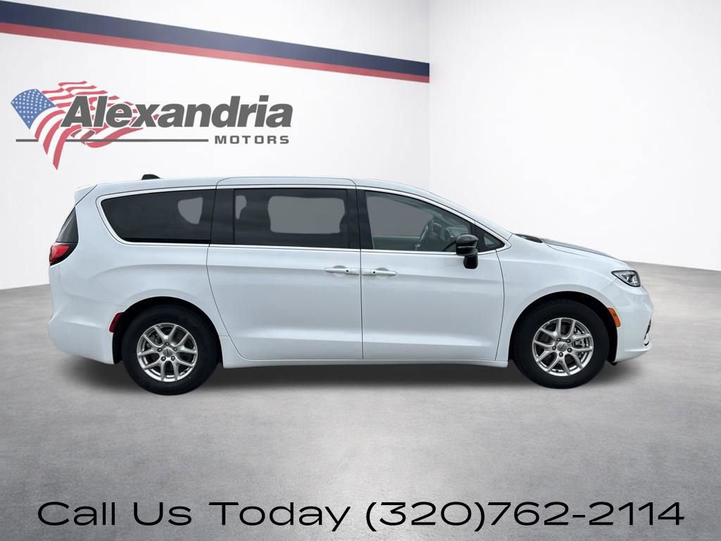 Used 2024 Chrysler Pacifica Touring-L FWD image 5
