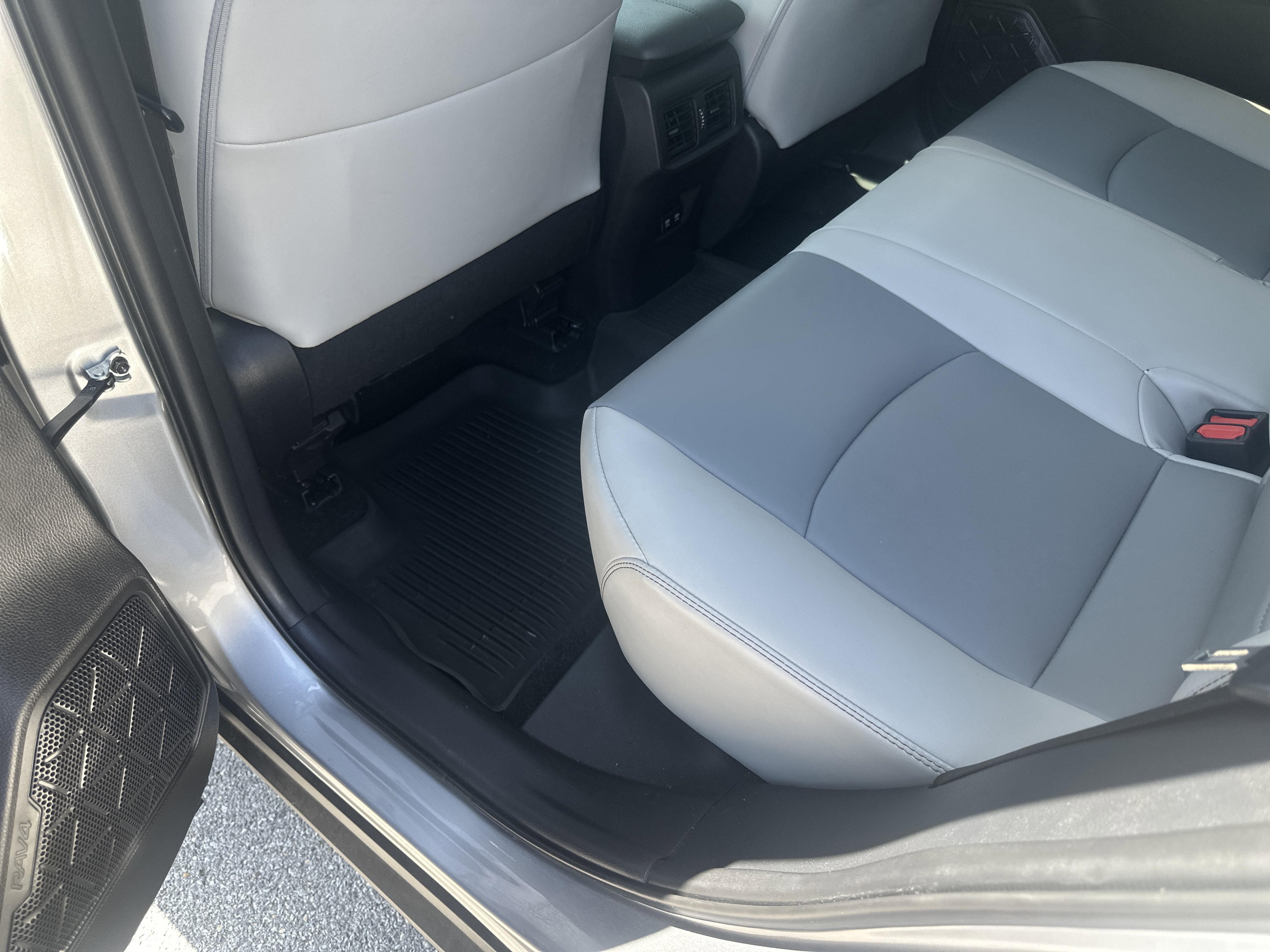 Used 2021 Toyota RAV4 XLE Premium image 17