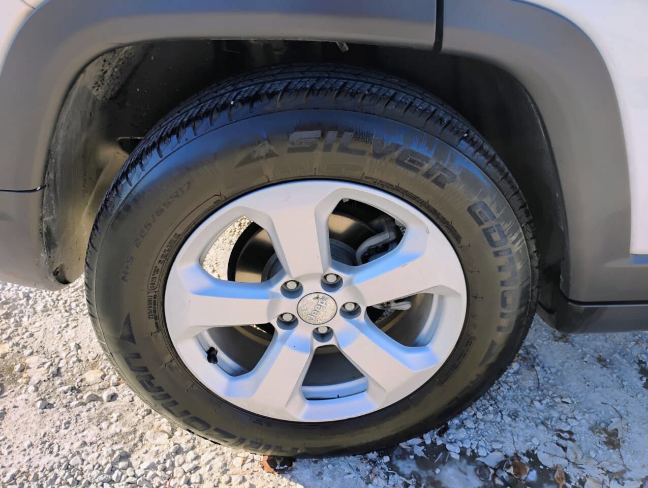 Used 2018 Jeep Compass Latitude w/ Safe & Security Group FWD image 24