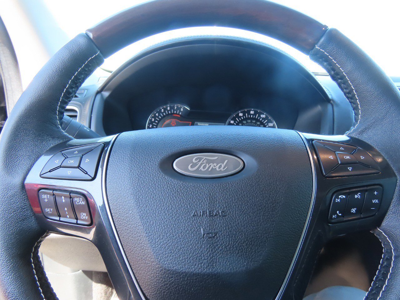Used 2018 Ford Explorer Platinum AWD/4WD image 29