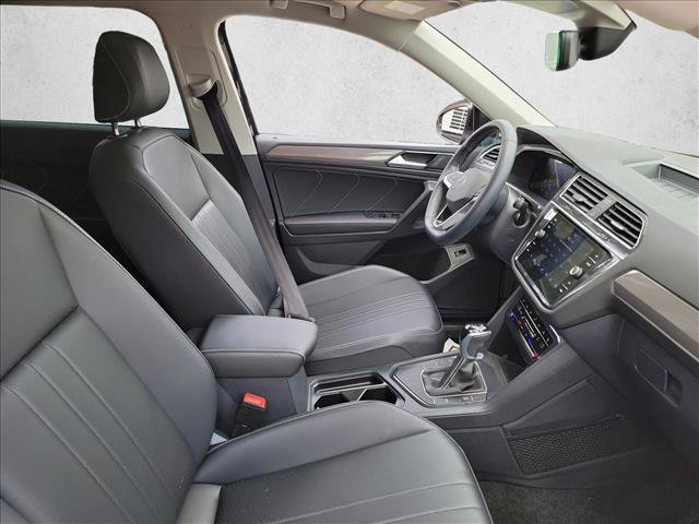 Used 2024 Volkswagen Tiguan SE w/ Panoramic Sunroof Package FWD image 12