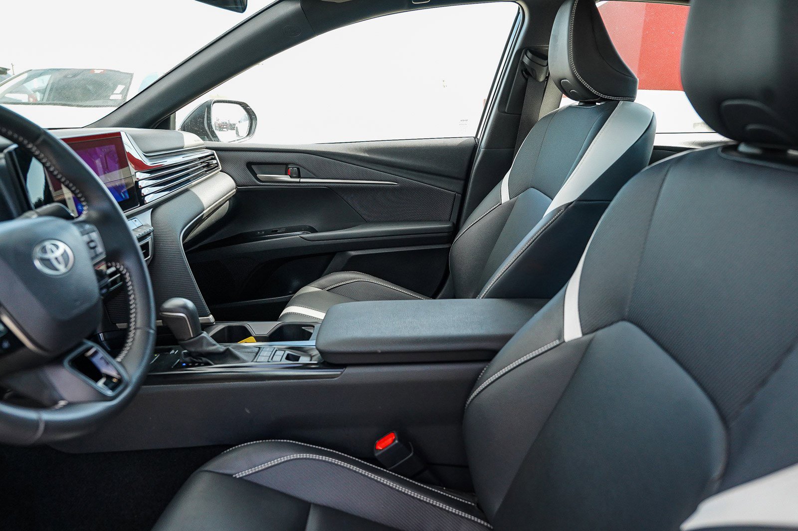 Used 2025 Toyota Camry SE image 18