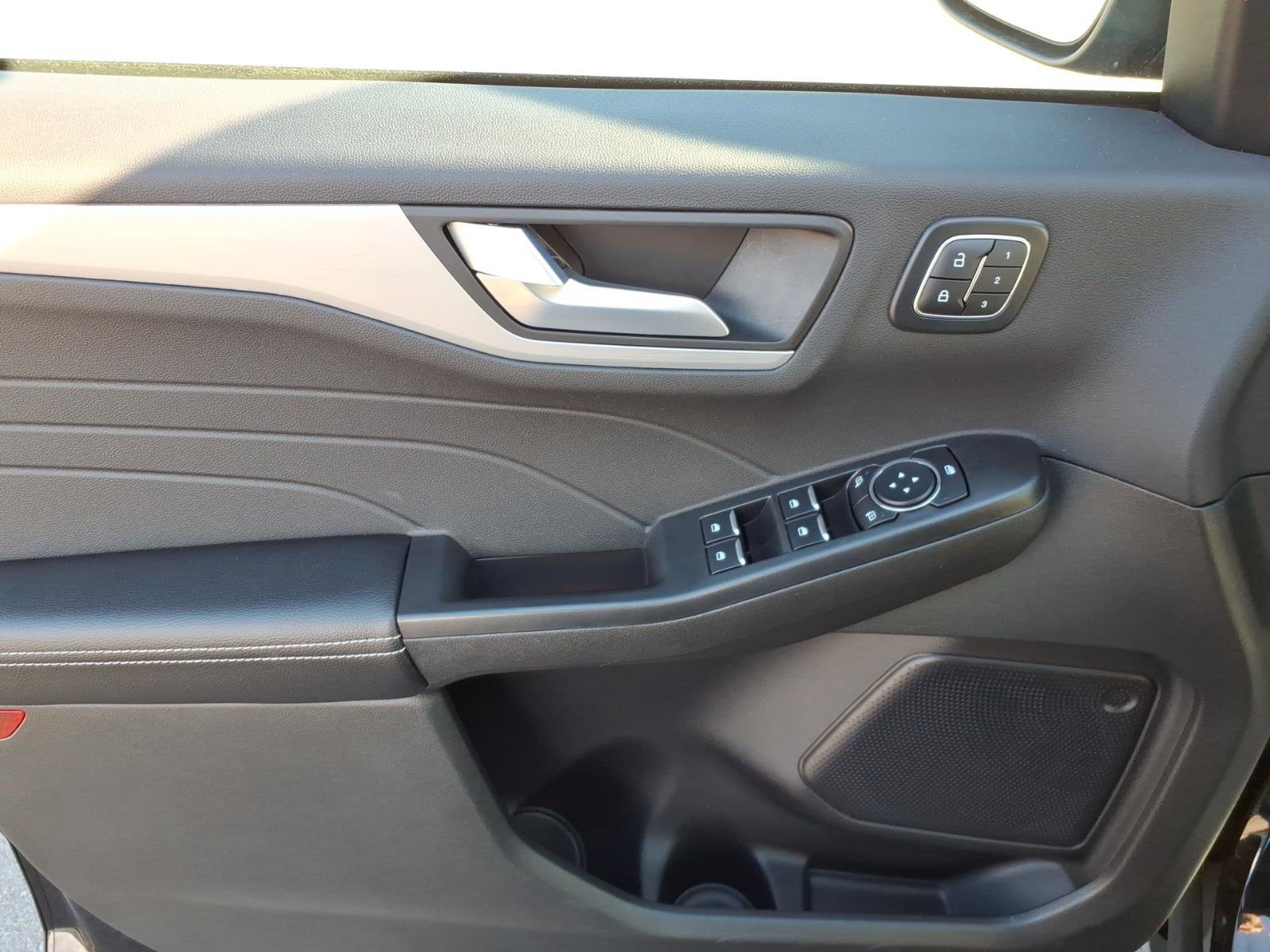 Certified 2025 Ford Escape Platinum w/ Class II Trailer Tow Package FWD image 11