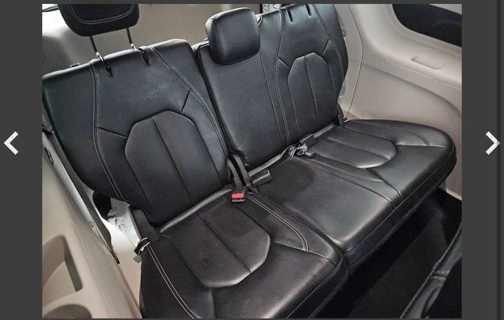 Used 2023 Chrysler Pacifica Touring-L FWD image 11