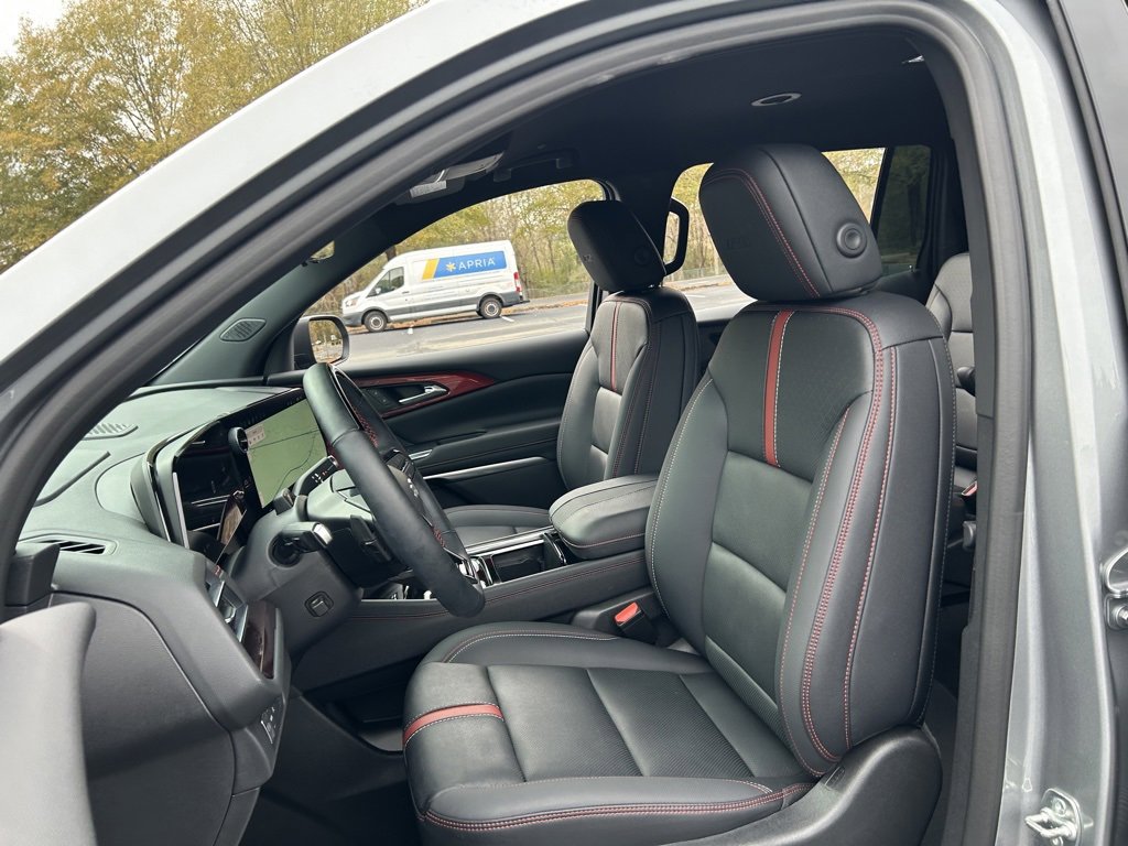 Used 2025 Chevrolet Traverse RS image 38
