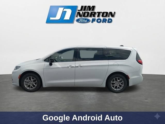 Used 2025 Chrysler Pacifica Select image 6