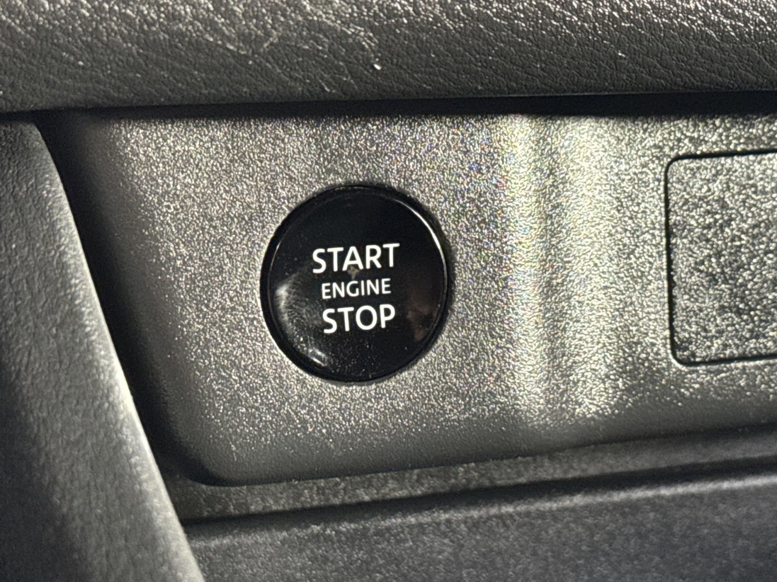 Used 2024 Nissan Rogue S image 34