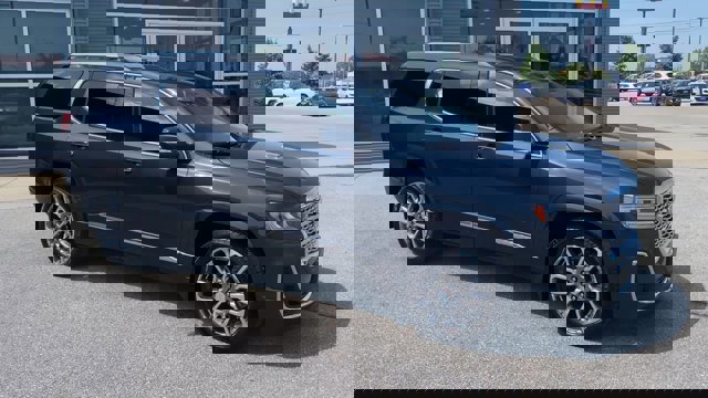 Used 2023 GMC Acadia Denali w/ Denali Ultimate Package image 3