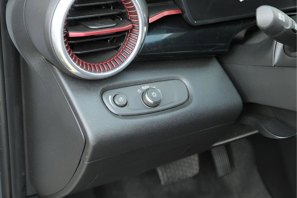 Used 2025 Chevrolet Trax RS w/ Sunroof Package image 7