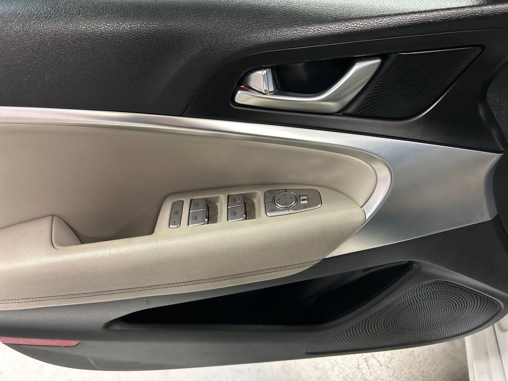 Used 2022 Genesis G70 2.0T image 12