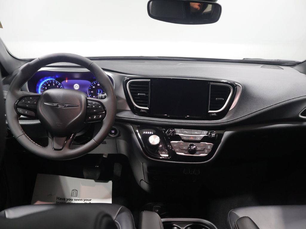 Used 2023 Chrysler Pacifica Touring-L w/ Uconnect Theater Family Group FWD image 18