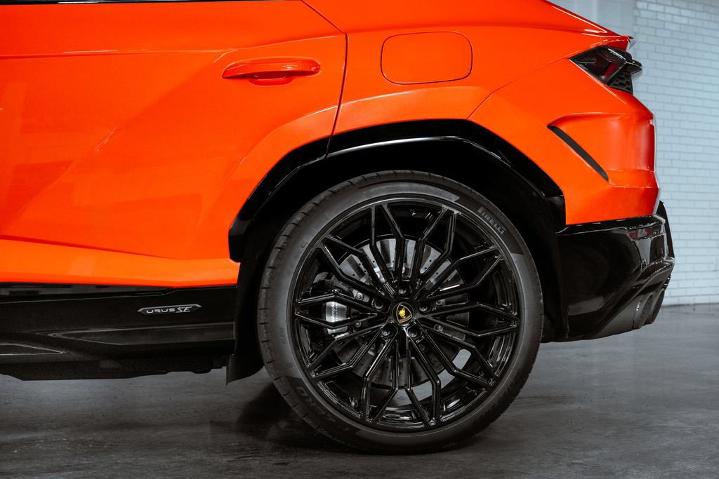 Used 2025 Lamborghini Urus SE AWD/4WD image 8