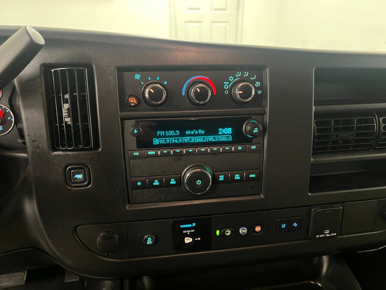 Used 2025 Chevrolet Express 3500 LT w/ LT Preferred Equipment Group RWD image 41