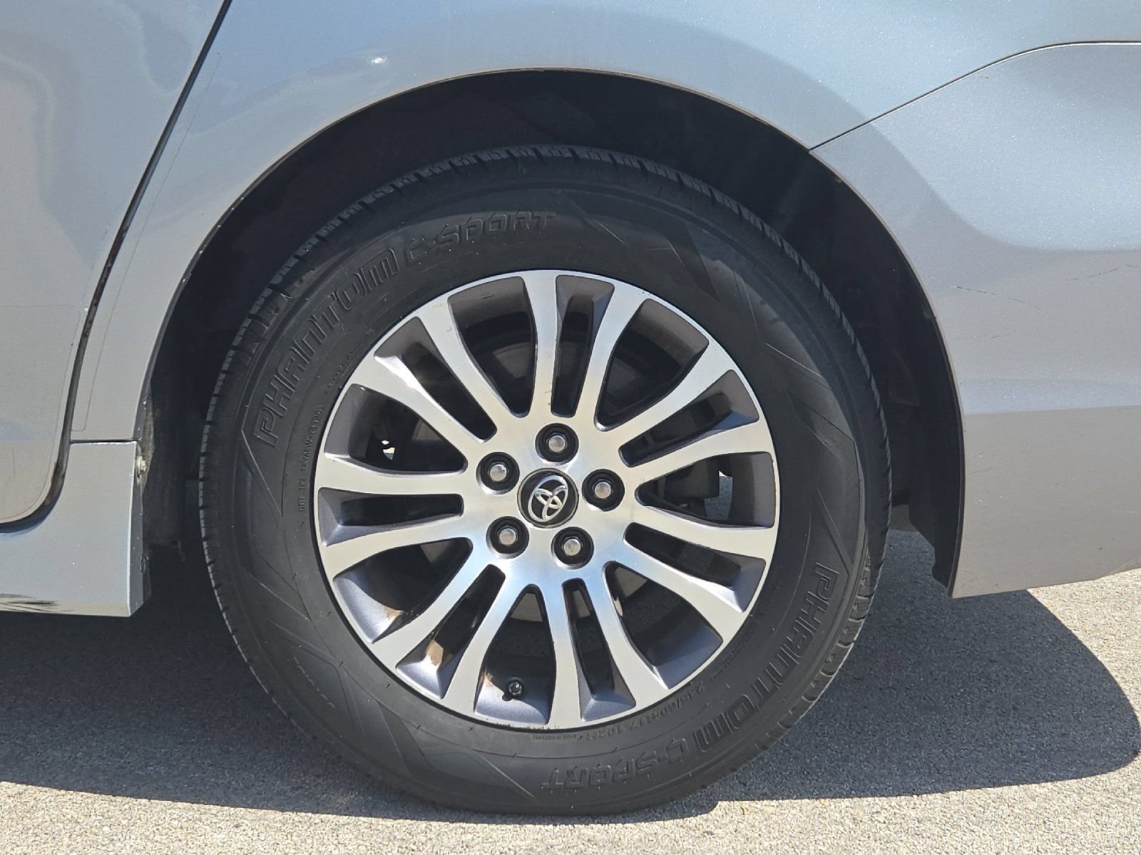 Used 2018 Toyota Sienna XLE FWD image 25