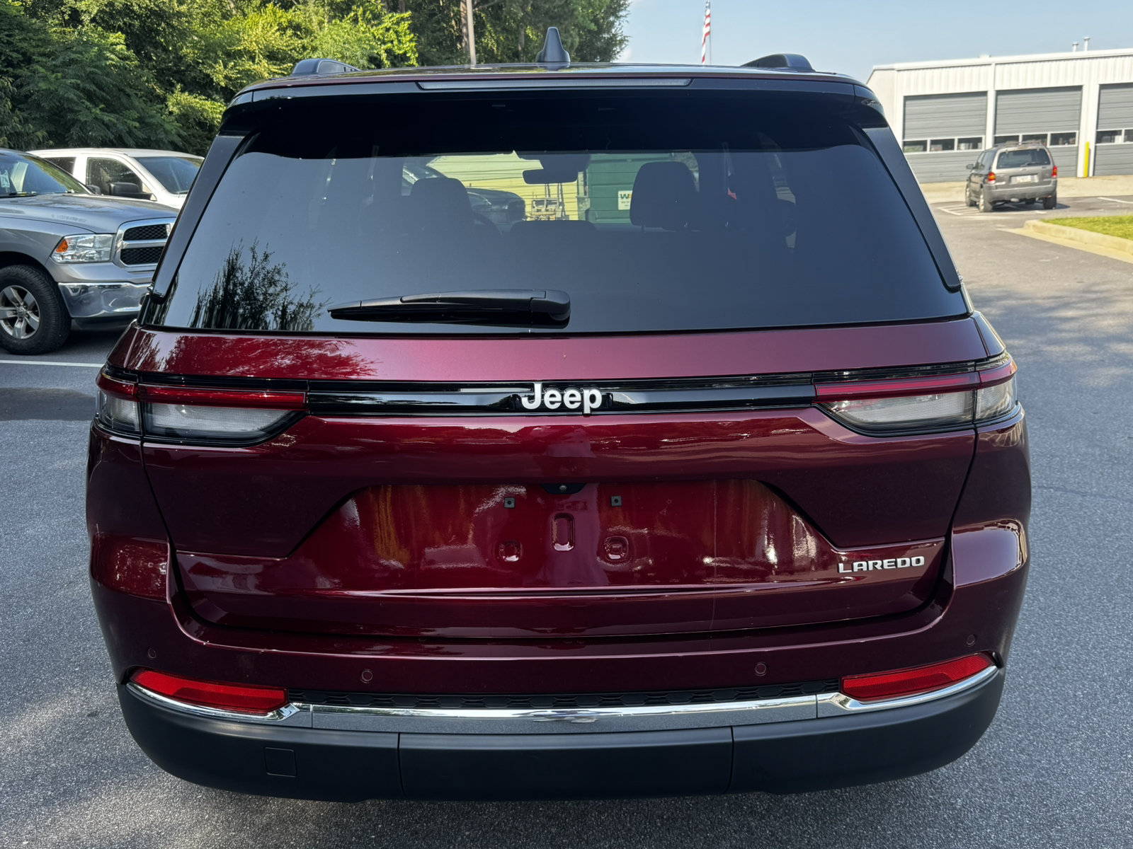 Used 2025 Jeep Grand Cherokee Laredo RWD image 6