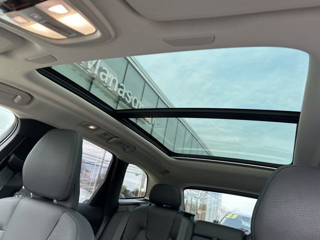 Certified 2025 Volvo XC60 B5 Plus image 27