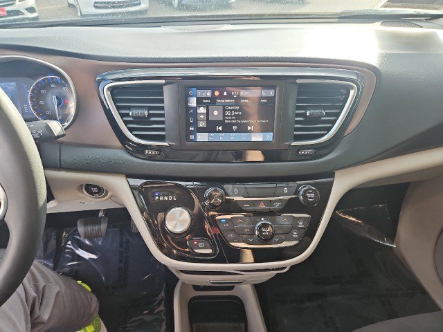 Used 2023 Chrysler Voyager LX image 17