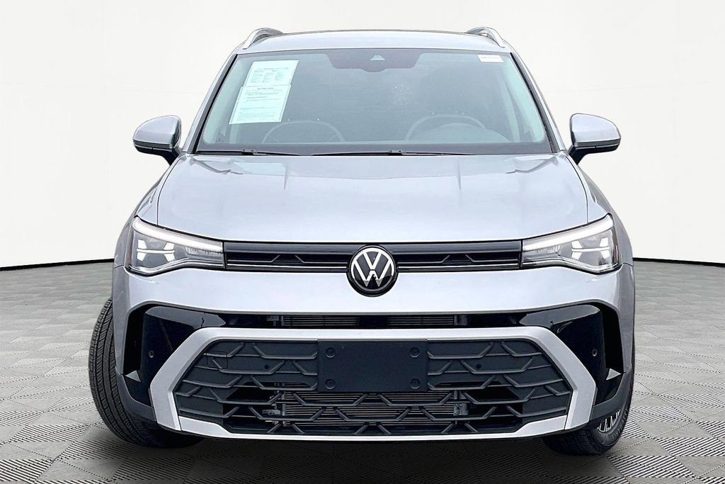 Used 2025 Volkswagen Taos SE image 2