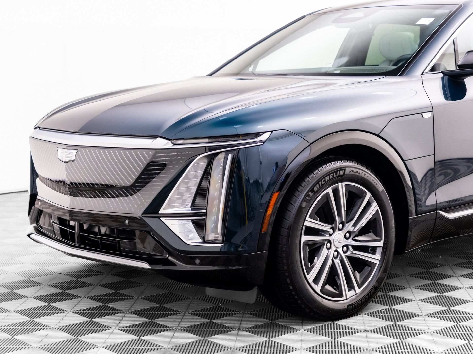 New 2026 Cadillac Lyriq Luxury w/ LPO, Floor Liner Package AWD/4WD image 37