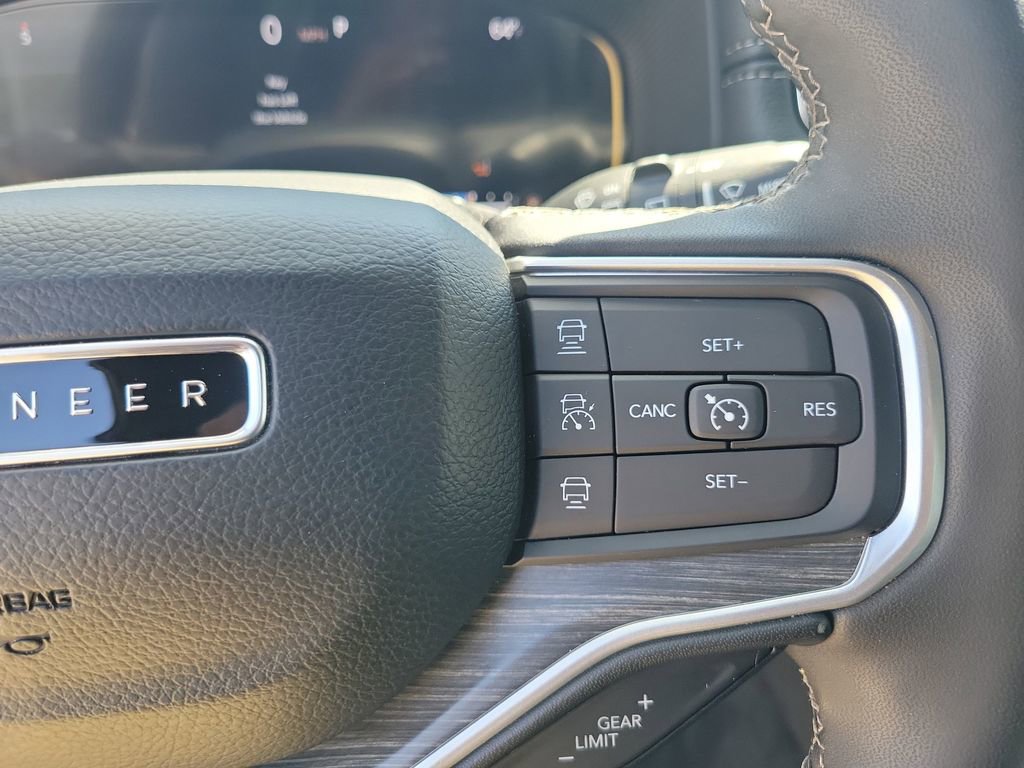 Used 2024 Jeep Wagoneer L Series III w/ Flexible Seating Group AWD/4WD image 25