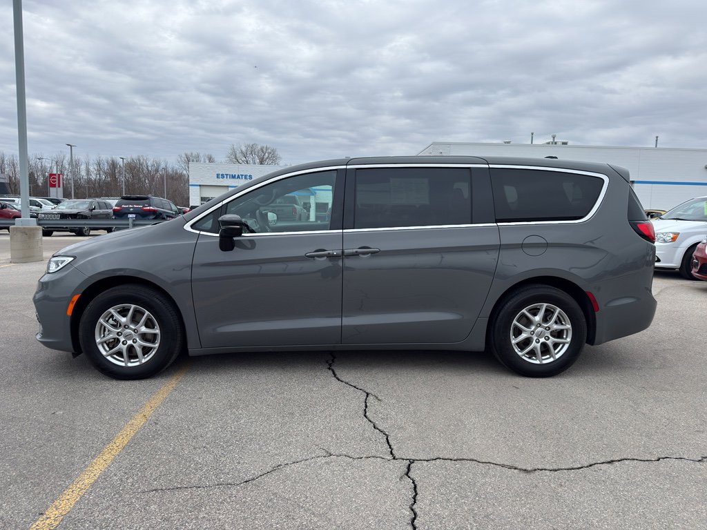 Used 2025 Chrysler Pacifica Select image 6