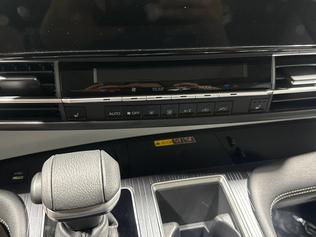 Used 2025 Toyota Sienna XLE FWD image 26