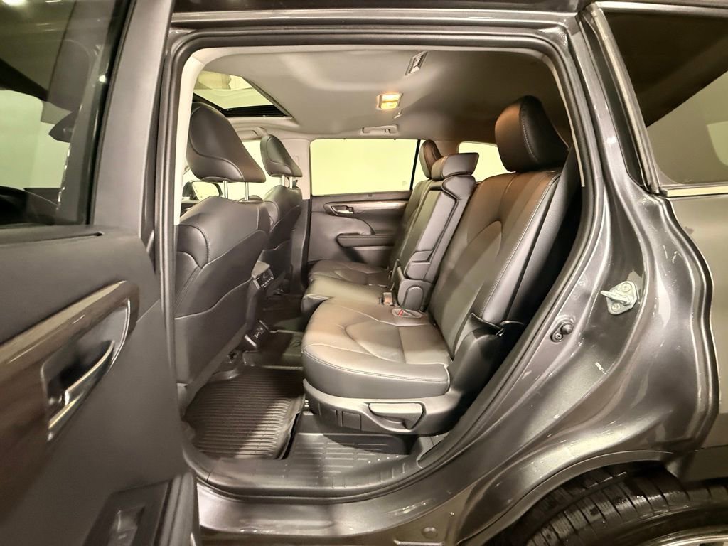 Used 2023 Toyota Highlander Limited AWD/4WD image 18