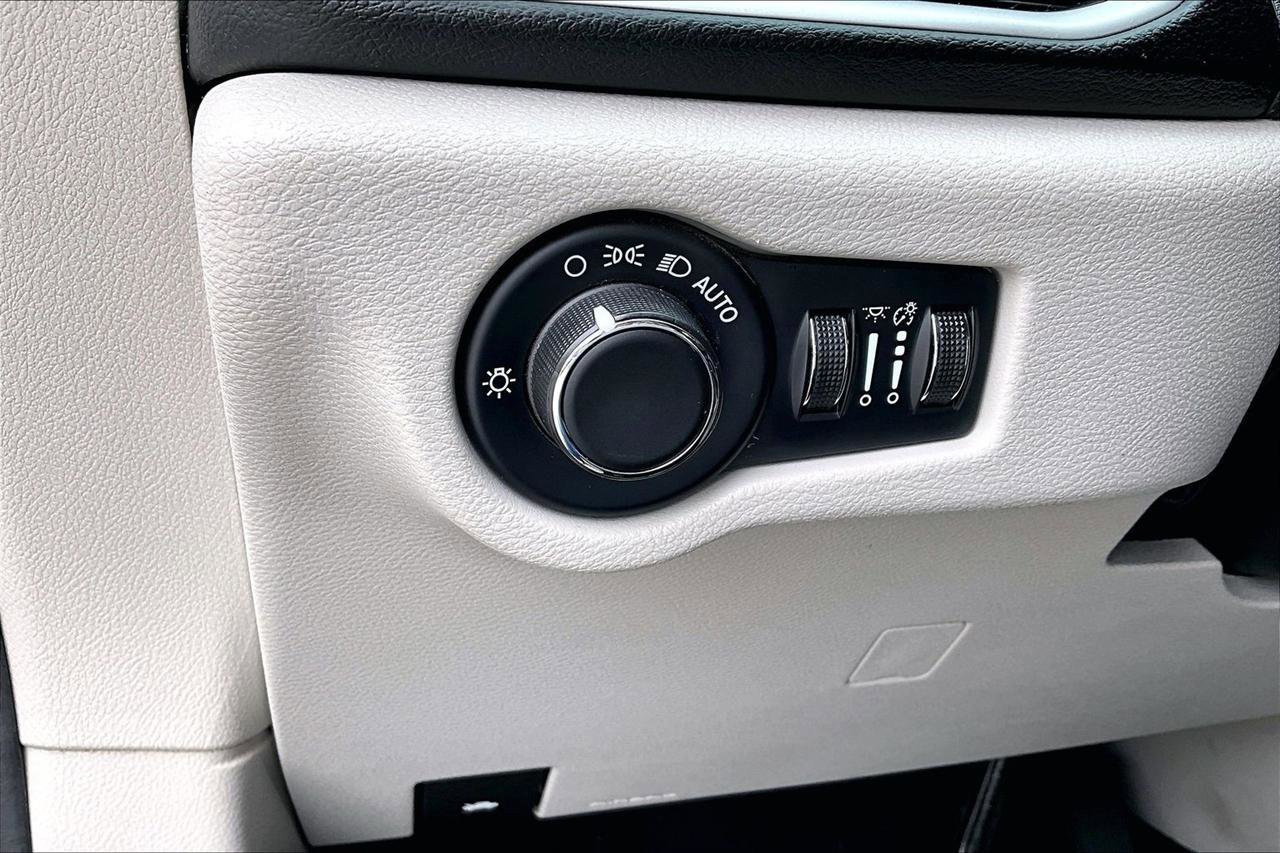 Used 2023 Chrysler Voyager LX FWD image 36