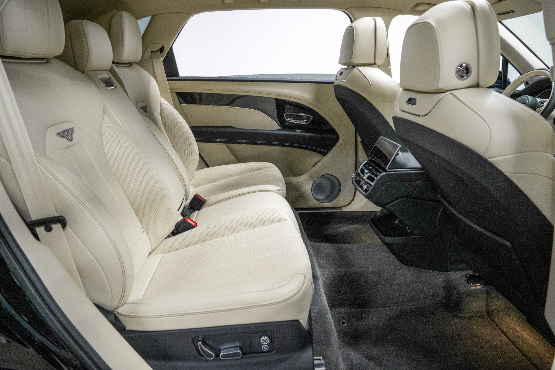 Used 2024 Bentley Bentayga Extended Wheelbase image 31