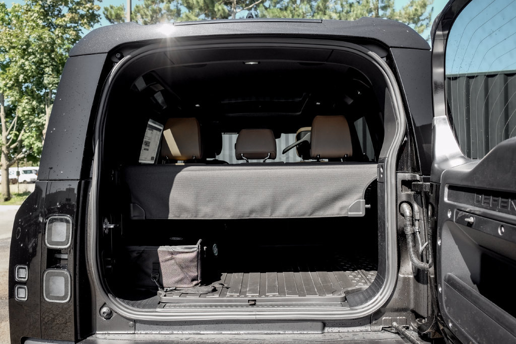 New 2026 Land Rover Defender 110 X-Dynamic SE AWD/4WD image 9